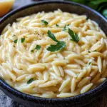 Cremige Orzo-Nudeln mit Knoblauch und Parmesan