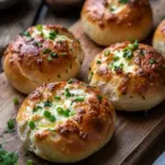 Megalecker Knoblauch Br&ouml;tchen gef&uuml;llt mit Mozzarella K&auml;se Rezept